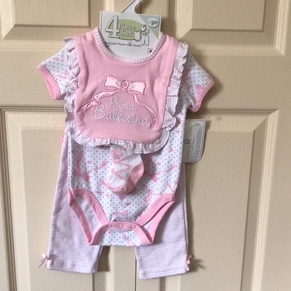 NWT Baby gear 6-9 month 4 pc set